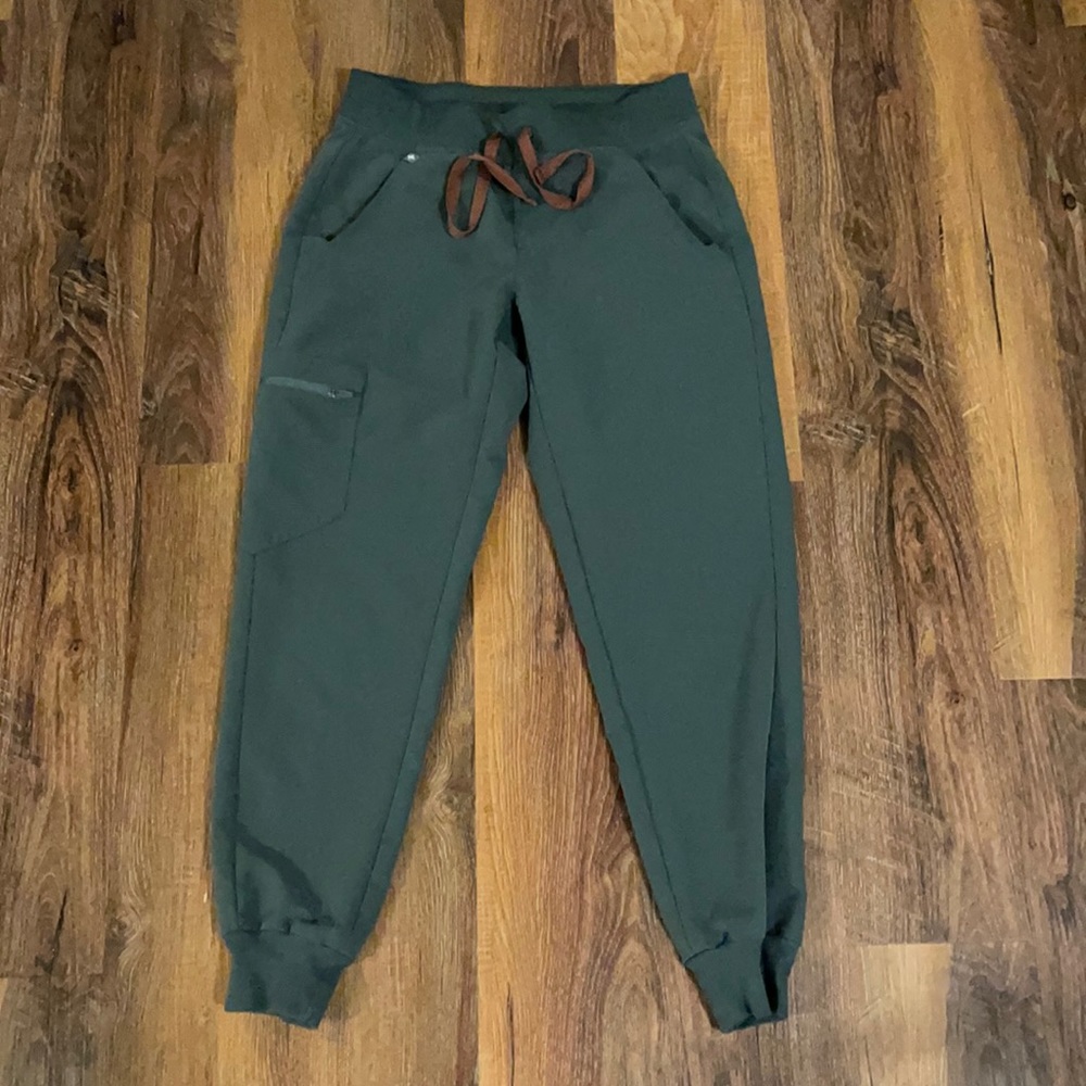 XS petite Figs Zamora Joggers, bonsai